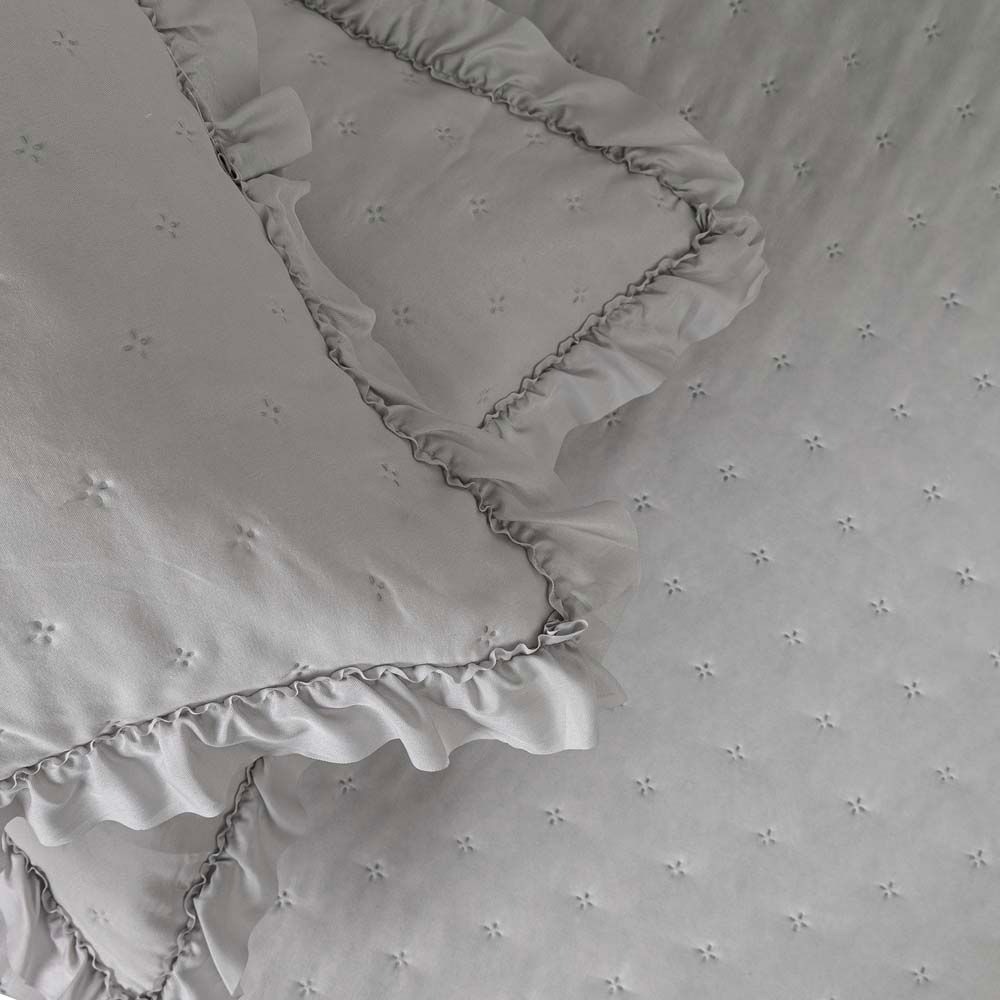Kit Cobre Leito Colcha Labella Queen 3 Peças 100% Poliéster Microfibra Macia com Babado Cinza Clara Luz Decora