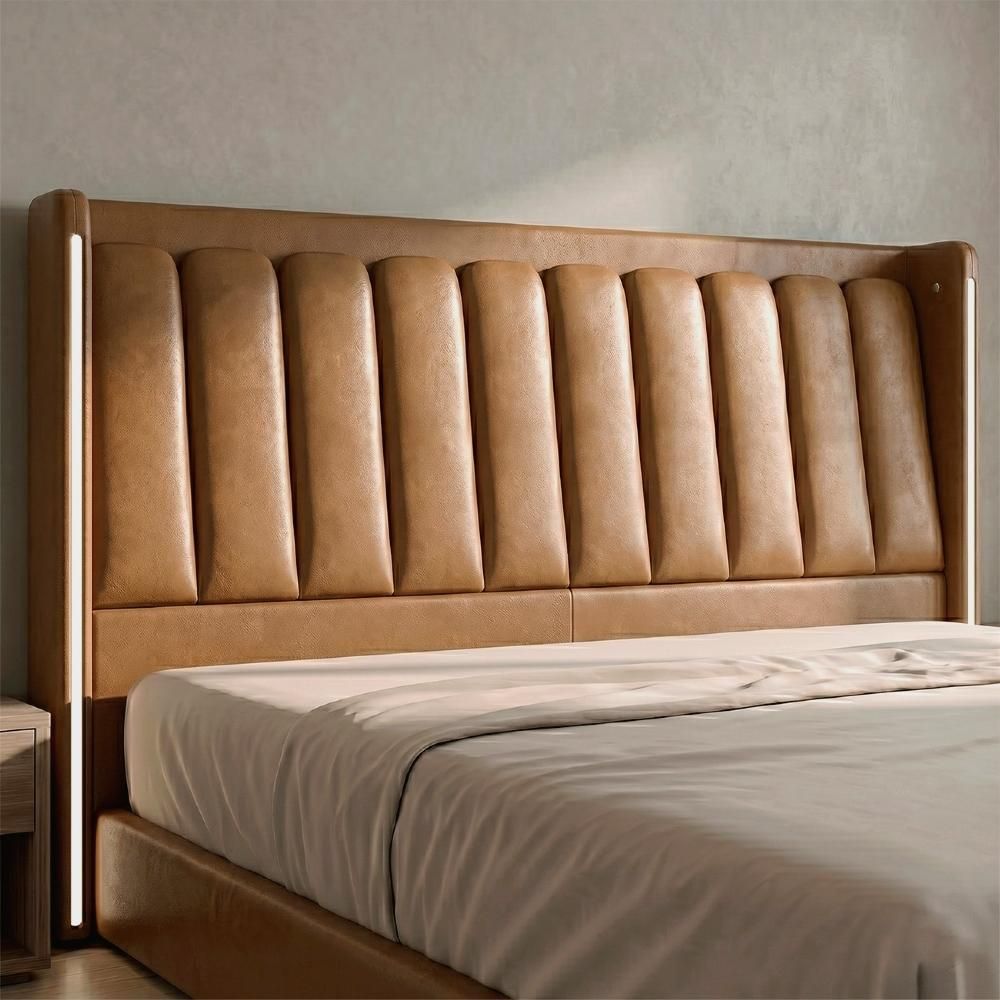 Cabeceira Estofada Luara King no Estrado Madeira Maciça Couro Sintético Caramelo 195CM LED Mpozenato